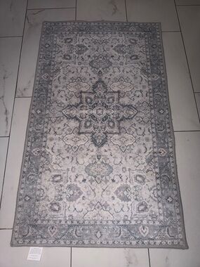 Traditional Medallion Area Rug - Gray & Cream